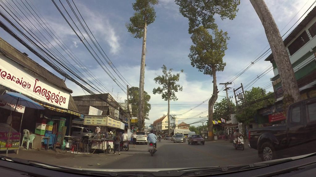 ภาพถนนตรงที่ ร้านกุ้งน้อยศิษย์แม่พวง ตั้งอยู่ ถ่ายโดย kaart_3 พ.ศ. 2562 (2019) · A street-level view of where ร้านกุ้งน้อยศิษย์แม่พวง · Ran Kung Noi Sit Mae Phuang stands, by kaart_3 in 2562 (2019)