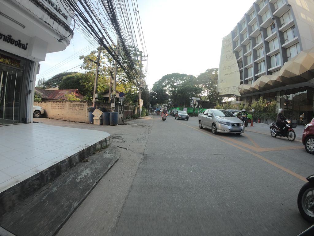 ภาพถนนตรงที่ 먼데이 다이너 식당 Monday diner Korean restaurant ตั้งอยู่ ถ่ายโดย chanuwath_grab พ.ศ. 2562 (2019) · A street-level view of where 먼데이 다이너 식당 Monday diner Korean restaurant stands, by chanuwath_grab in 2562 (2019)