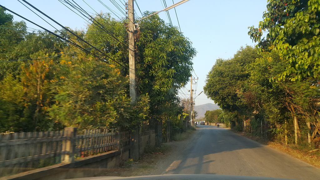 ภาพถนนตรงที่ ธนาคารเพื่อการเกษตรและสหกรณ์การเกษตร สาขาแม่ออน ตั้งอยู่ ถ่ายโดย jrcarlsen พ.ศ. 2562 (2019) · A street-level view of where ธนาคารเพื่อการเกษตรและสหกรณ์การเกษตร สาขาแม่ออน · Phuea Kan Kaset Lae Sahakon Kan Kaset Sakha Mae On Bank stands, by jrcarlsen in 2562 (2019)