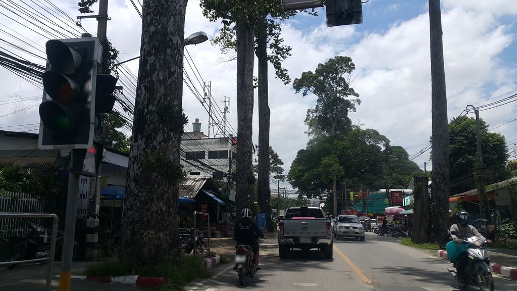 ภาพถนนตรงที่ Dendamrongtham Church ตั้งอยู่ ถ่ายโดย jrcarlsen พ.ศ. 2560 (2017) · A street-level view of where Dendamrongtham Church stands, by jrcarlsen in 2560 (2017)