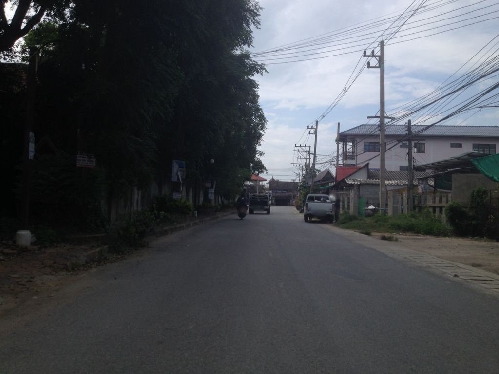 ภาพถนนตรงที่ ร้านโชติกา ตั้งอยู่ ถ่ายโดย jimwatana พ.ศ. 2558 (2015) · A street-level view of where ร้านโชติกา · Ran Chotika stands, by jimwatana in 2558 (2015)