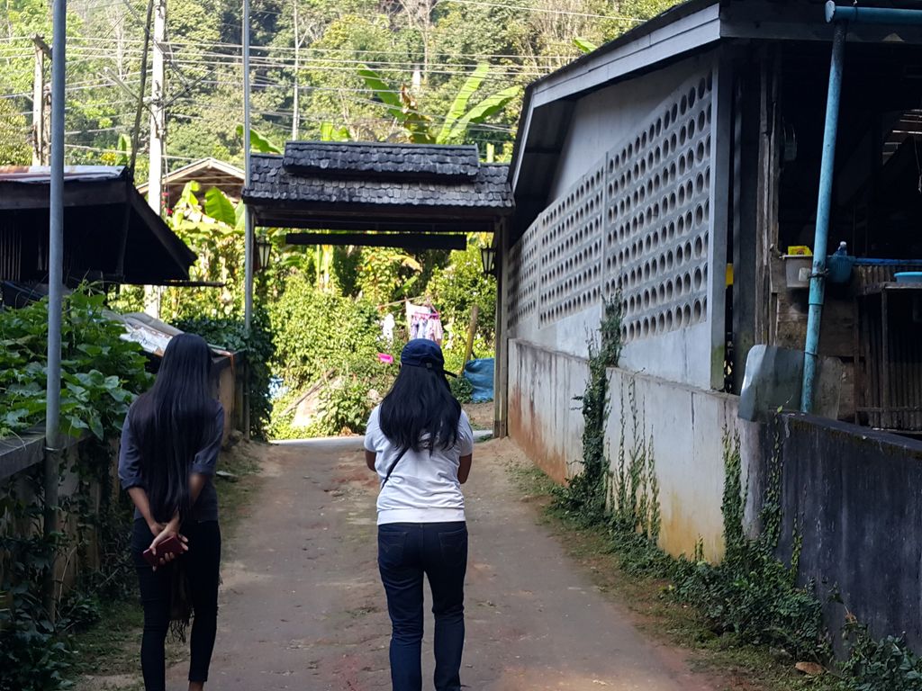 ภาพถนนตรงที่ บ้านริมน้ำสองตายาย แม่กำปอง ตั้งอยู่ ถ่ายโดย jrcarlsen พ.ศ. 2558 (2015) · A street-level view of where บ้านริมน้ำสองตายาย แม่กำปอง · Ban Rimnam Song Taiya Mae Kam Pong stands, by jrcarlsen in 2558 (2015)