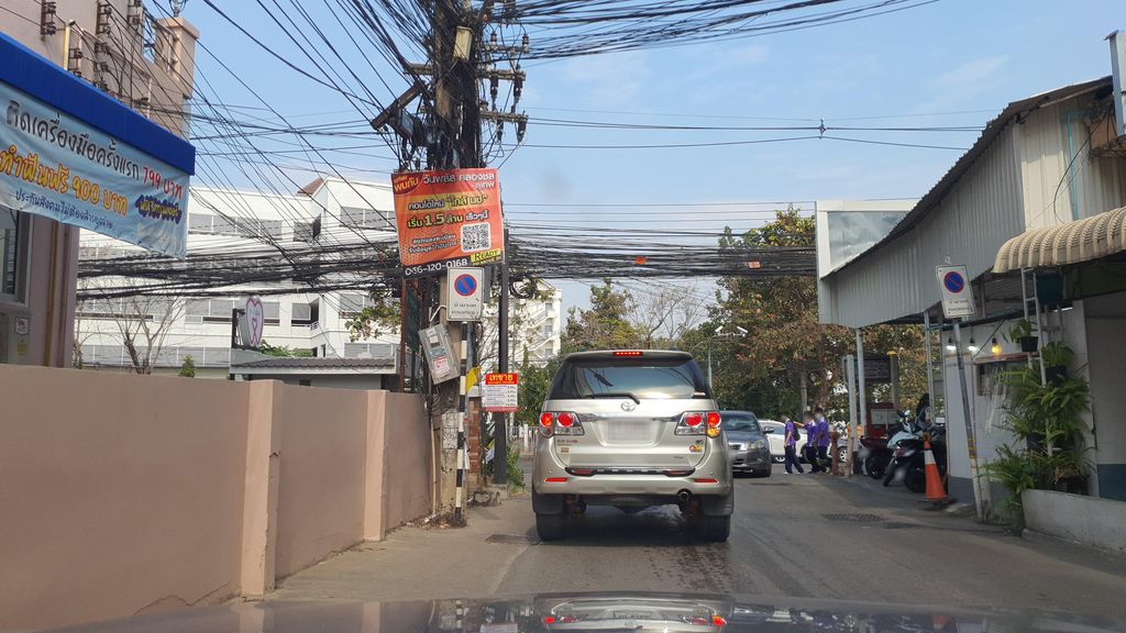 ภาพถนนตรงที่ Soidee Barber Shop ตั้งอยู่ ถ่ายโดย jrcarlsen พ.ศ. 2565 (2022) · A street-level view of where Soidee Barber Shop stands, by jrcarlsen in 2565 (2022)
