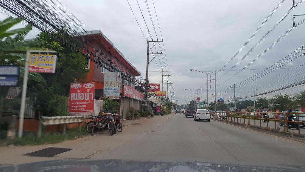 ภาพถนนตรงที่ เชียงใหม่ซุปเปอร์ถูก ตั้งอยู่ ถ่ายโดย jrcarlsen พ.ศ. 2564 (2021) · A street-level view of where เชียงใหม่ซุปเปอร์ถูก · Chiang Mai Super Thuk stands, by jrcarlsen in 2564 (2021)