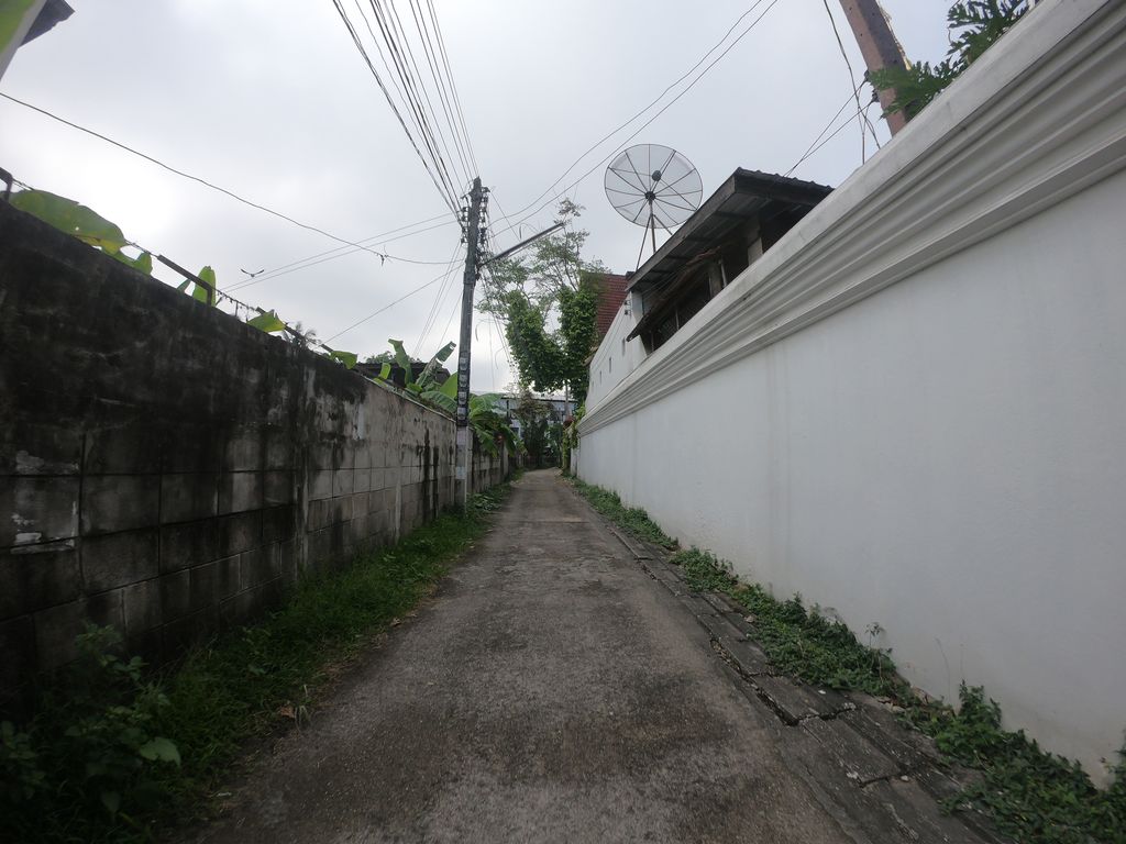ภาพถนนตรงที่ Wat Rajamontean ตั้งอยู่ ถ่ายโดย chanuwath_grab พ.ศ. 2562 (2019) · A street-level view of where Wat Rajamontean stands, by chanuwath_grab in 2562 (2019)