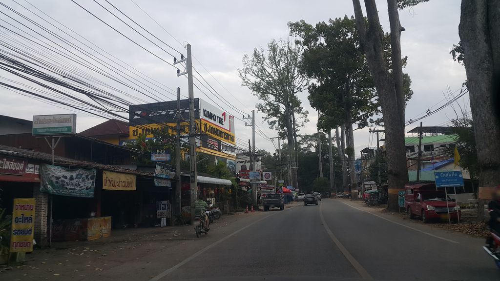 ภาพถนนตรงที่ ร้านข้าวต้มนายหนุ่ย ตั้งอยู่ ถ่ายโดย jrcarlsen พ.ศ. 2561 (2018) · A street-level view of where ร้านข้าวต้มนายหนุ่ย · Ran Khaotom Nainui stands, by jrcarlsen in 2561 (2018)