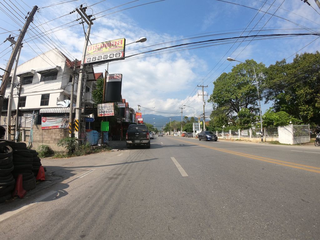ภาพถนนตรงที่ ฮ้านฮาฅนเมือง ตั้งอยู่ ถ่ายโดย chanuwath_grab พ.ศ. 2562 (2019) · A street-level view of where ฮ้านฮาฅนเมือง · Han Ha Khonmueang stands, by chanuwath_grab in 2562 (2019)