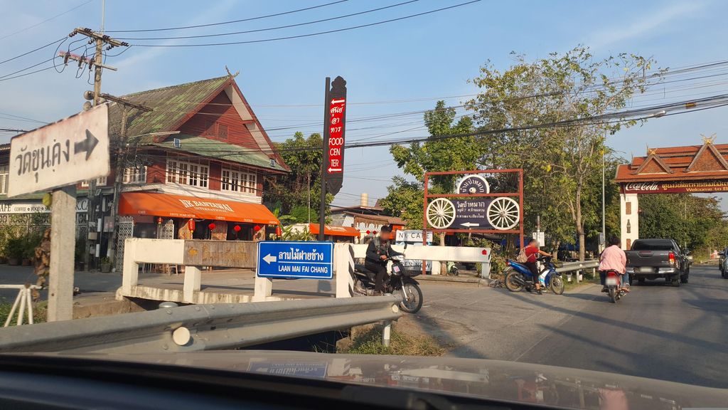 ภาพถนนตรงที่ แดนดินกิ๋นลำ ตั้งอยู่ ถ่ายโดย jrcarlsen พ.ศ. 2566 (2023) · A street-level view of where แดนดินกิ๋นลำ · Daendinkinlam stands, by jrcarlsen in 2566 (2023)