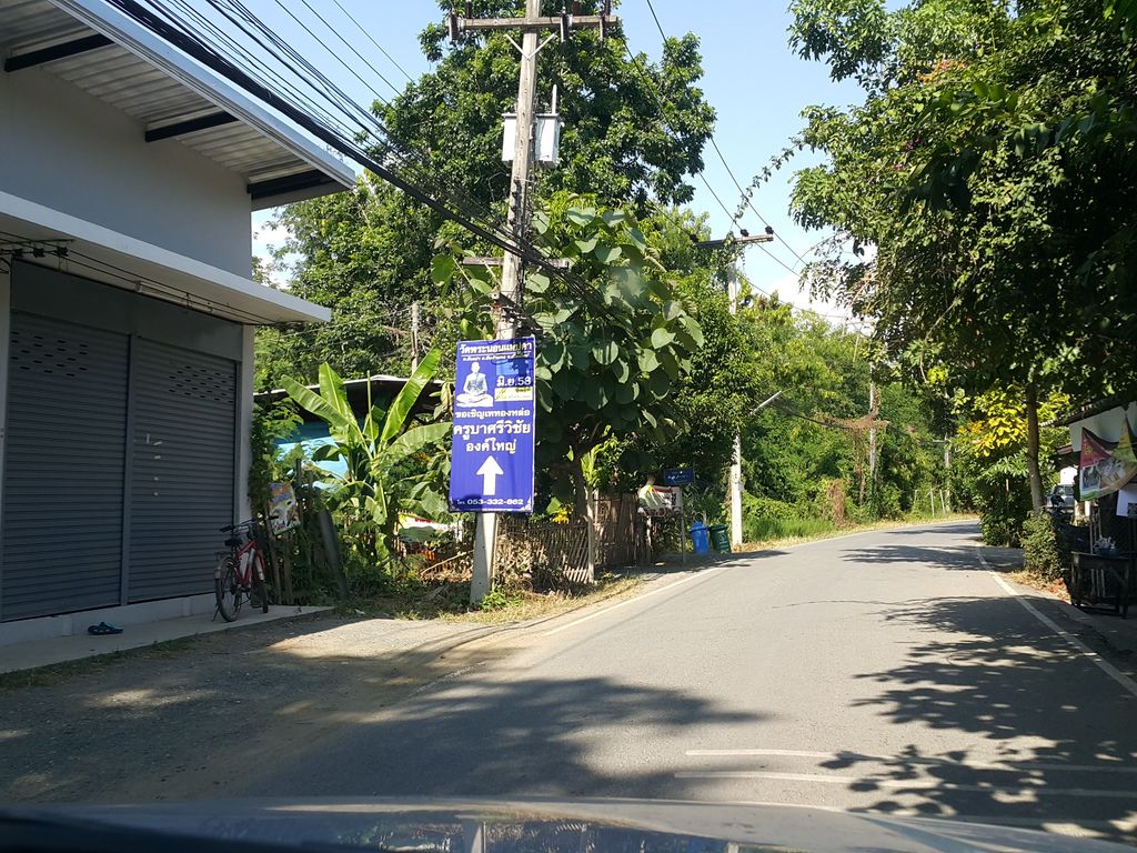 ภาพถนนตรงที่ พี่แอน ข้าวแกงปักษ์ใต้ ตั้งอยู่ ถ่ายโดย jrcarlsen พ.ศ. 2558 (2015) · A street-level view of where พี่แอน ข้าวแกงปักษ์ใต้ · Phiaen Khaokaeng Paktai stands, by jrcarlsen in 2558 (2015)