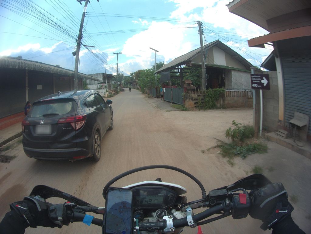 ภาพถนนตรงที่ พุทธรักษาผ้าซิ่นตีนจกแม่แจ่ม ตั้งอยู่ ถ่ายโดย julcnx พ.ศ. 2566 (2023) · A street-level view of where พุทธรักษาผ้าซิ่นตีนจกแม่แจ่ม · Phuttha Raksa Pha Sin Tinchok Mae Chaem stands, by julcnx in 2566 (2023)