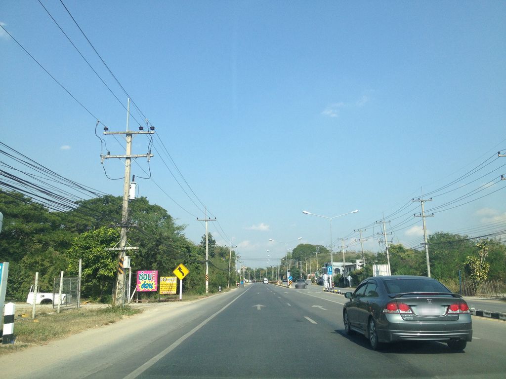 ภาพถนนตรงที่ อู่ป๋องบริการ ตั้งอยู่ ถ่ายโดย jimwatana พ.ศ. 2558 (2015) · A street-level view of where อู่ป๋องบริการ · U Pong Brikan stands, by jimwatana in 2558 (2015)