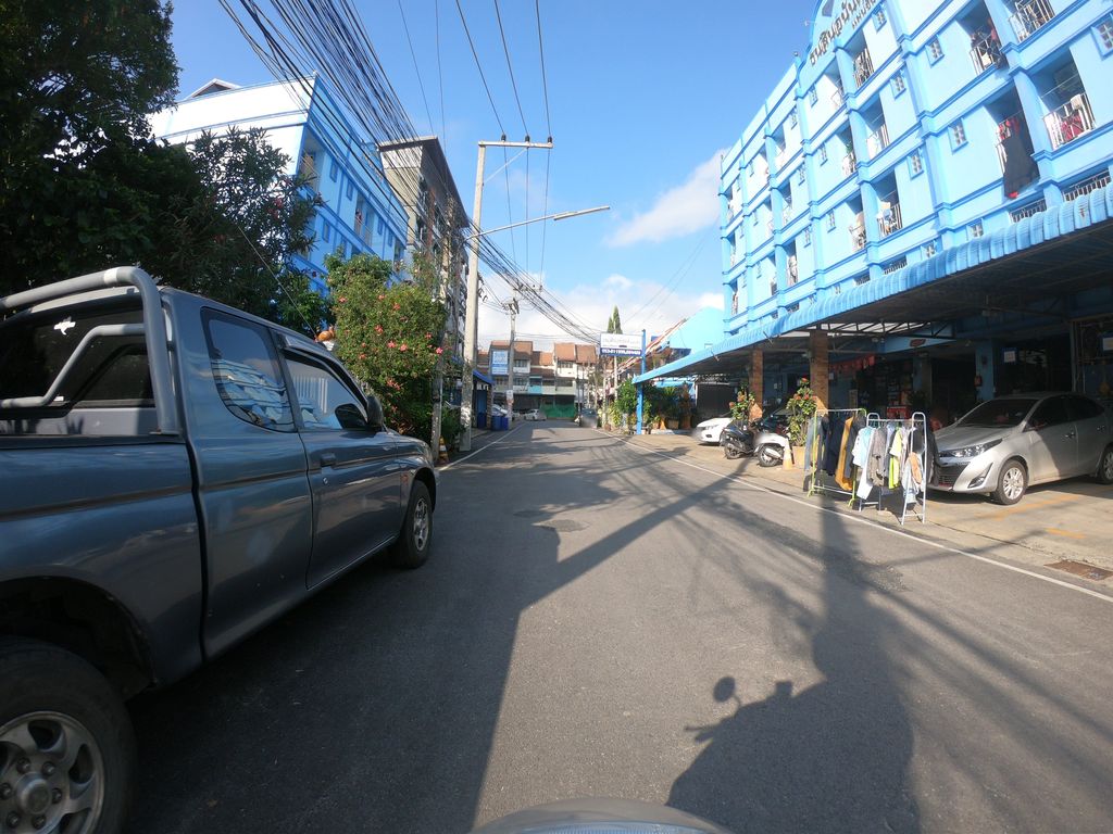 ภาพถนนตรงที่ วันชัย แมนชัน ตั้งอยู่ ถ่ายโดย chanuwath_grab พ.ศ. 2562 (2019) · A street-level view of where วันชัย แมนชัน · Wanchai Maenchan stands, by chanuwath_grab in 2562 (2019)