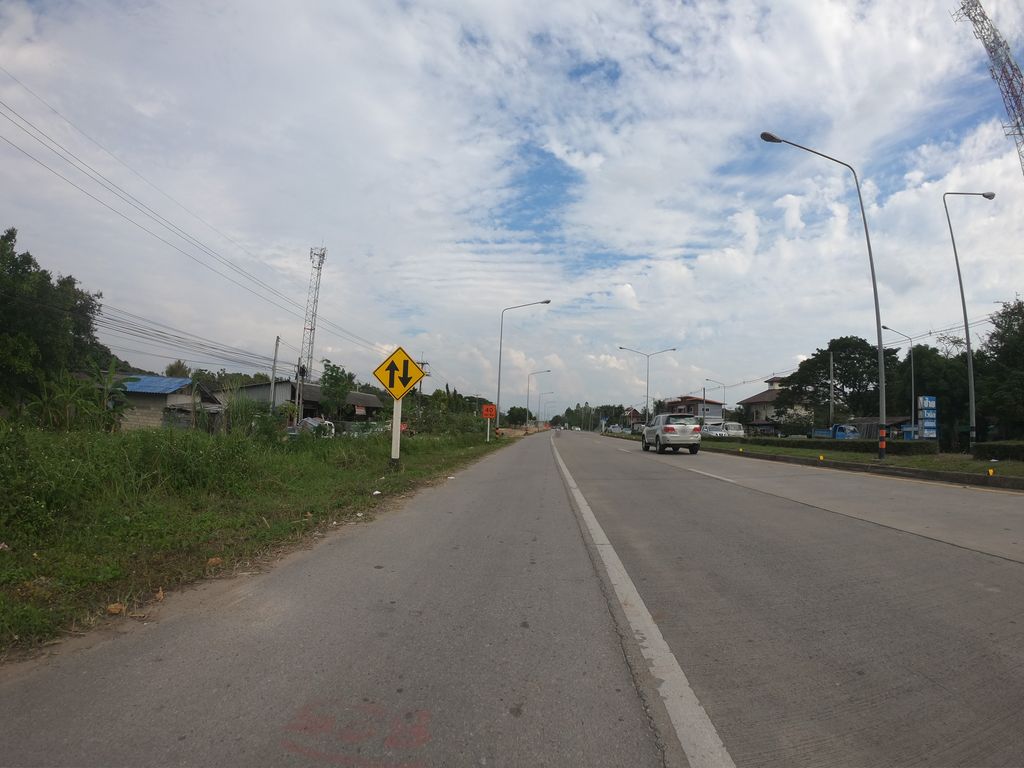 ภาพถนนตรงที่ ห้อยขาฮิมตาง ตั้งอยู่ ถ่ายโดย chanuwath_grab พ.ศ. 2562 (2019) · A street-level view of where ห้อยขาฮิมตาง · Hoikhahimtang stands, by chanuwath_grab in 2562 (2019)