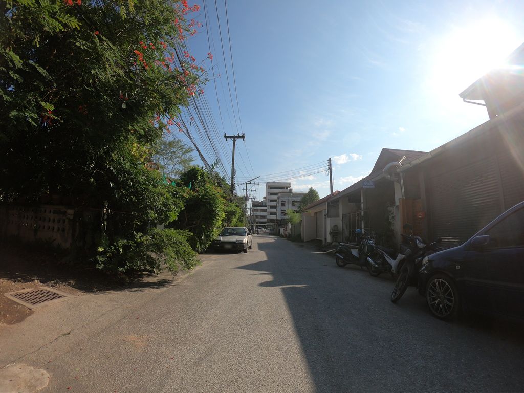ภาพถนนตรงที่ โกเกี๊ยก โภชนา ตั้งอยู่ ถ่ายโดย chanuwath_grab พ.ศ. 2562 (2019) · A street-level view of where โกเกี๊ยก โภชนา · Kokiak Photna stands, by chanuwath_grab in 2562 (2019)