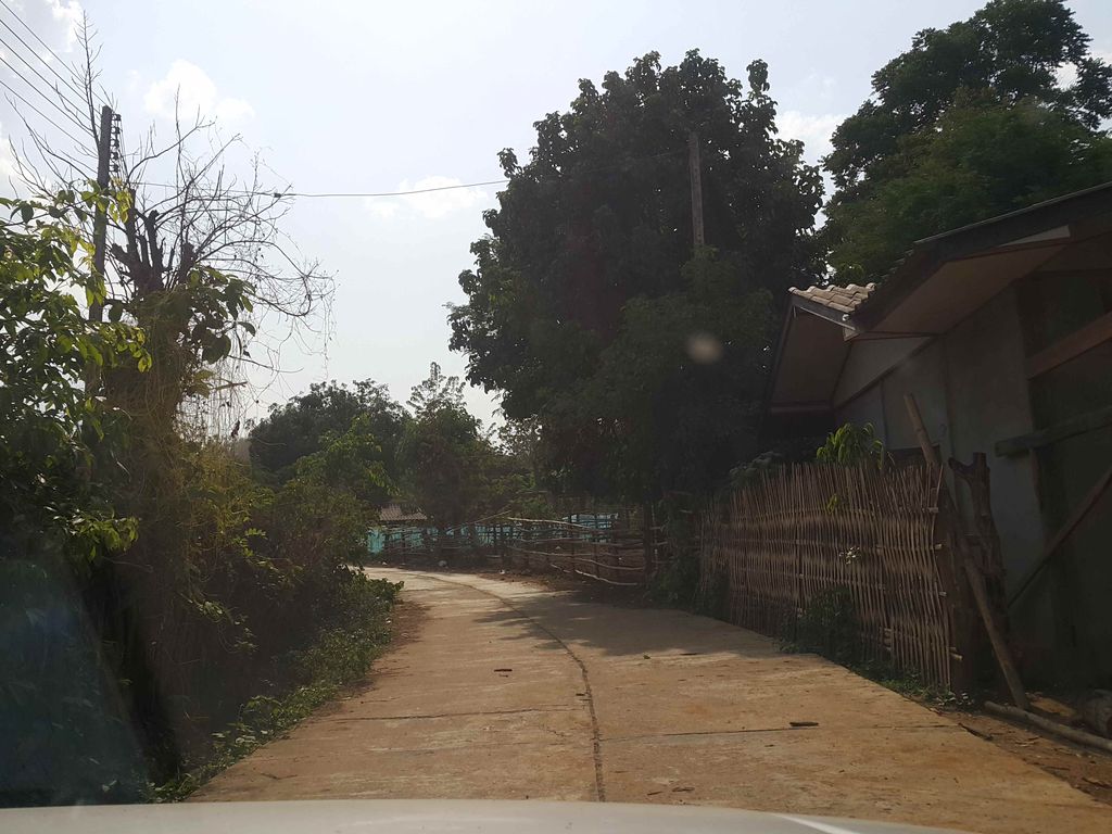ภาพถนนตรงที่ ชิโนปู ฮัท โฮมสเตย์ เมืองคอง Chinopuu Hut Home Stay Muangkong Chiangdao ตั้งอยู่ ถ่ายโดย jrcarlsen พ.ศ. 2558 (2015) · A street-level view of where ชิโนปู ฮัท โฮมสเตย์ เมืองคอง Chinopuu Hut Home Stay Muangkong Chiangdao stands, by jrcarlsen in 2558 (2015)