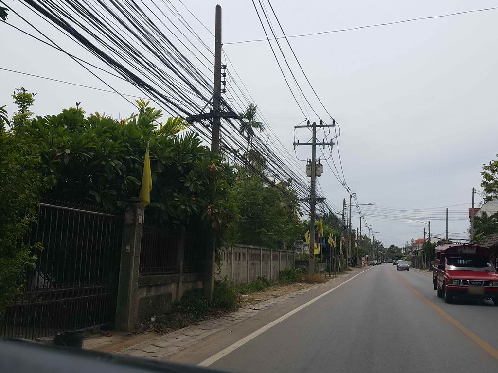 ภาพถนนตรงที่ ต้นเฟิร์น ตั้งอยู่ ถ่ายโดย jrcarlsen พ.ศ. 2558 (2015) · A street-level view of where ต้นเฟิร์น · Ton Foen stands, by jrcarlsen in 2558 (2015)