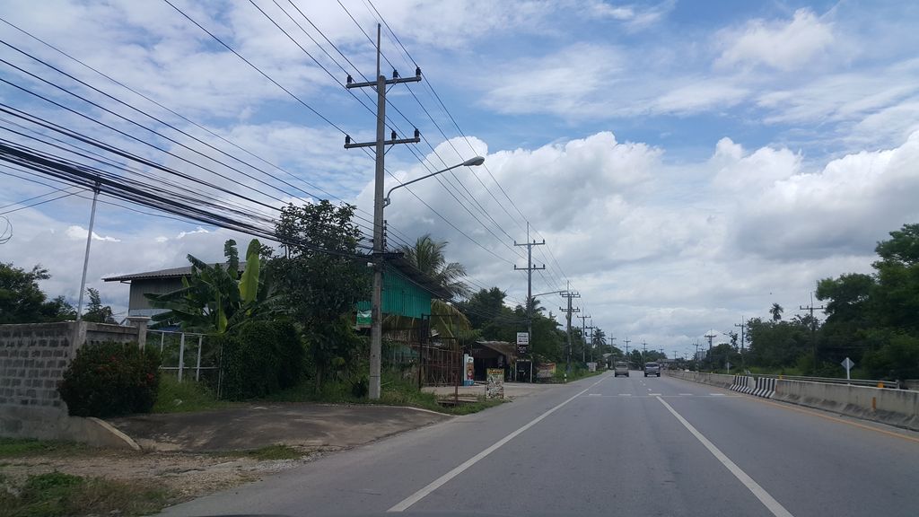 ภาพถนนตรงที่ Saijai Home Bar ตั้งอยู่ ถ่ายโดย jrcarlsen พ.ศ. 2560 (2017) · A street-level view of where Saijai Home Bar stands, by jrcarlsen in 2560 (2017)