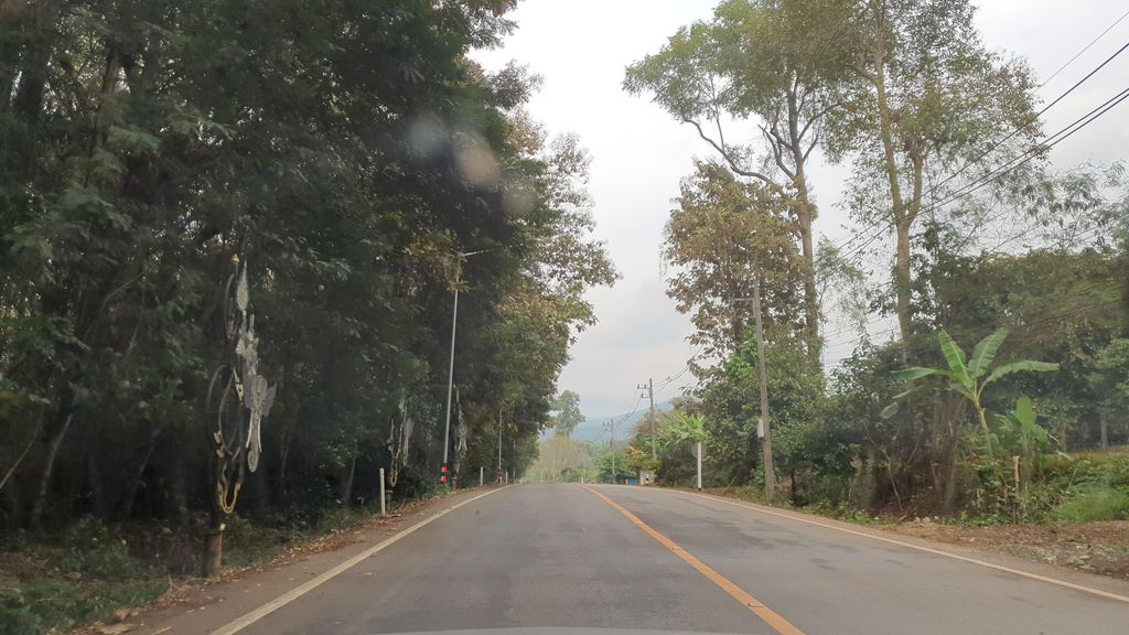 ภาพถนนตรงที่ หลั่งไหล lang-lai ตั้งอยู่ ถ่ายโดย jrcarlsen พ.ศ. 2565 (2022) · A street-level view of where หลั่งไหล lang-lai stands, by jrcarlsen in 2565 (2022)