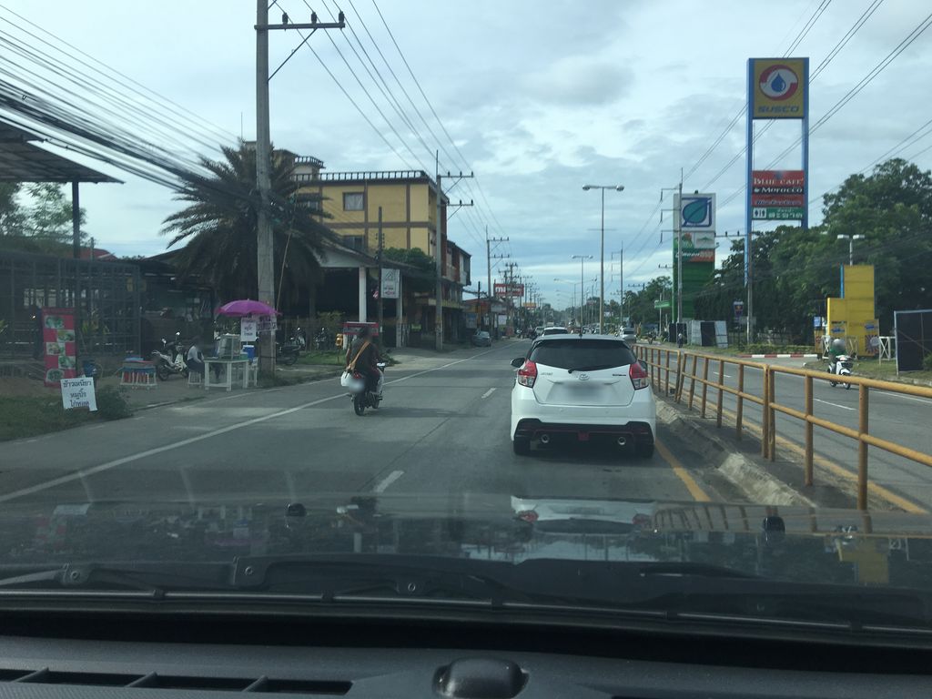 ภาพถนนตรงที่ พงค์อิเลค ตั้งอยู่ ถ่ายโดย wapriz พ.ศ. 2561 (2018) · A street-level view of where พงค์อิเลค · Phongilek stands, by wapriz in 2561 (2018)