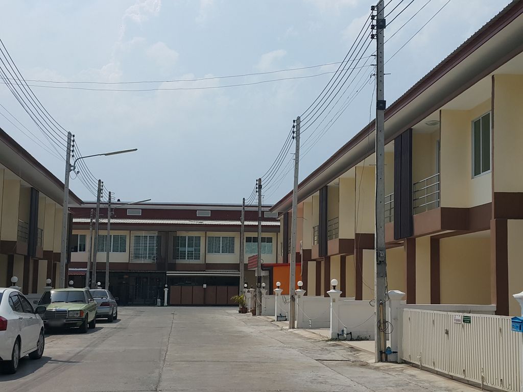 ภาพถนนตรงที่ Kanom Chan ตั้งอยู่ ถ่ายโดย jrcarlsen พ.ศ. 2559 (2016) · A street-level view of where Kanom Chan stands, by jrcarlsen in 2559 (2016)