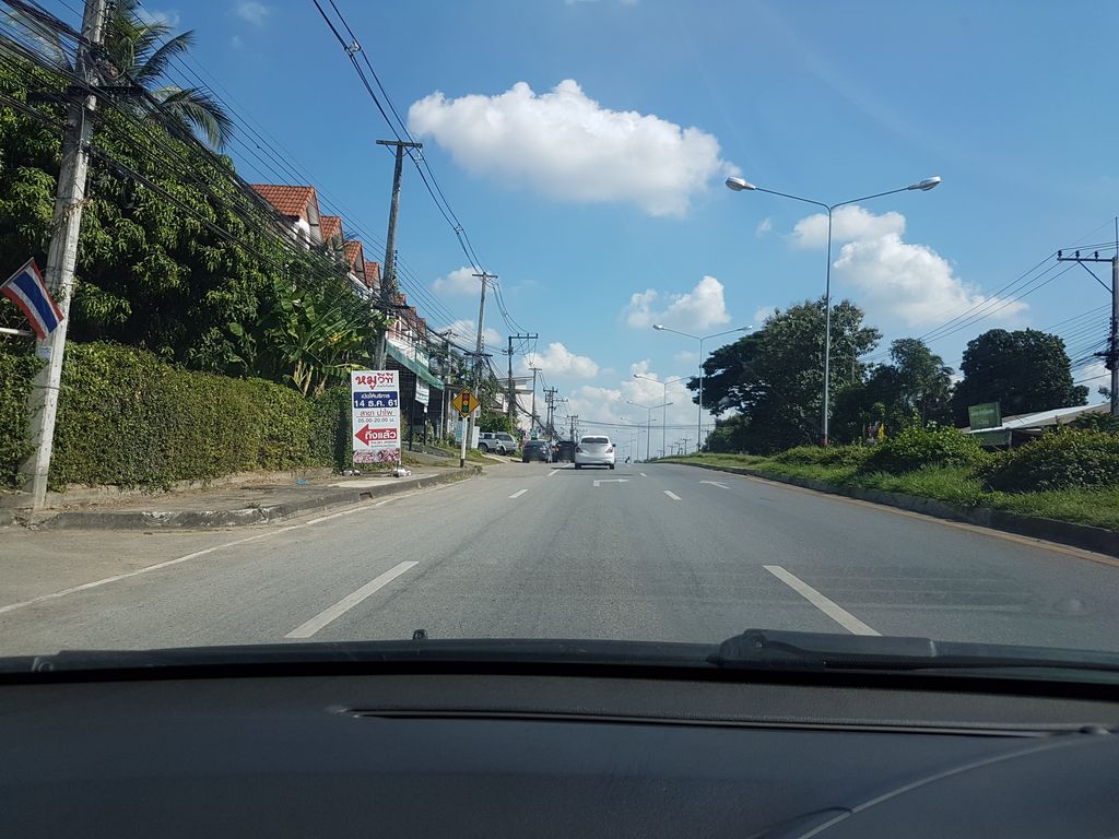 ภาพถนนตรงที่ โรงตำ ยำแหลก แม่โจ้ ตั้งอยู่ ถ่ายโดย ekkarin พ.ศ. 2561 (2018) · A street-level view of where โรงตำ ยำแหลก แม่โจ้ · Rongtam Yamlaek Mae Jo stands, by ekkarin in 2561 (2018)