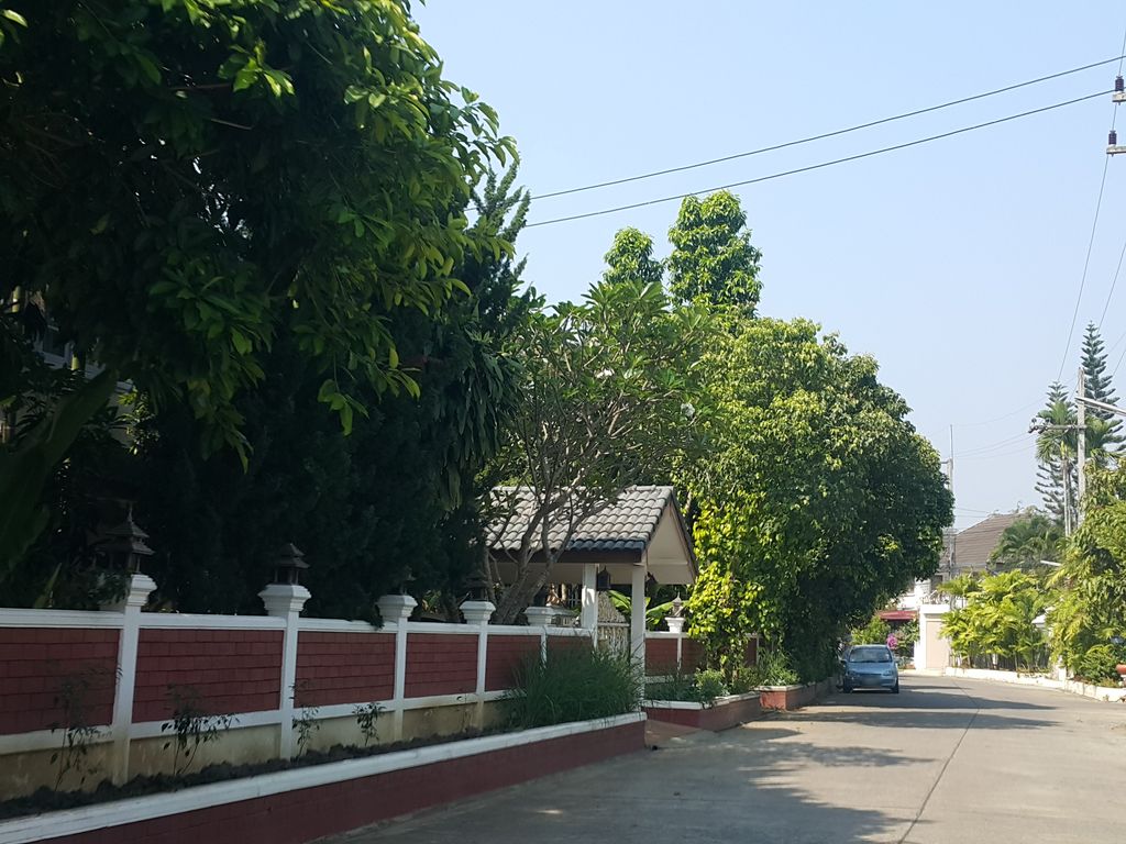 ภาพถนนตรงที่ ร้าน Don Garage & ป.เจริญชัย ตั้งอยู่ ถ่ายโดย jrcarlsen พ.ศ. 2559 (2016) · A street-level view of where ร้าน Don Garage & ป.เจริญชัย stands, by jrcarlsen in 2559 (2016)