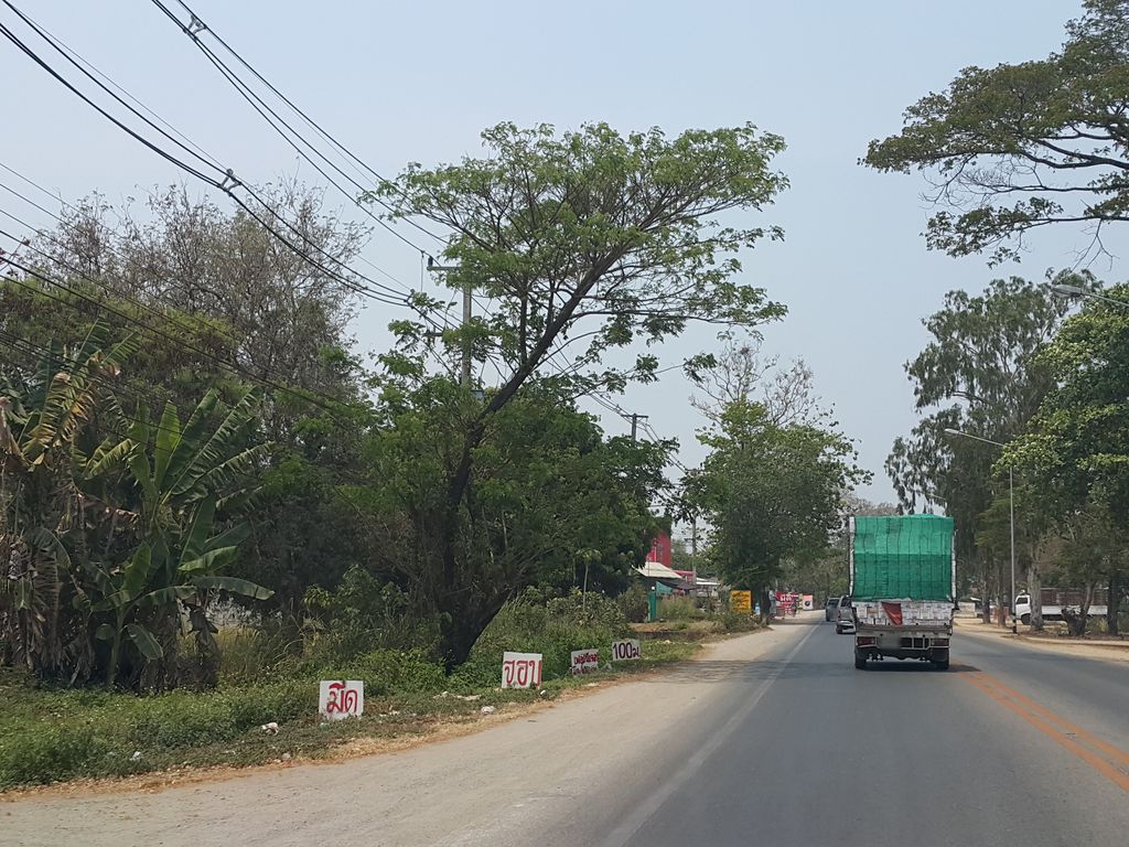 ภาพถนนตรงที่ aory nails ตั้งอยู่ ถ่ายโดย jrcarlsen พ.ศ. 2559 (2016) · A street-level view of where aory nails stands, by jrcarlsen in 2559 (2016)