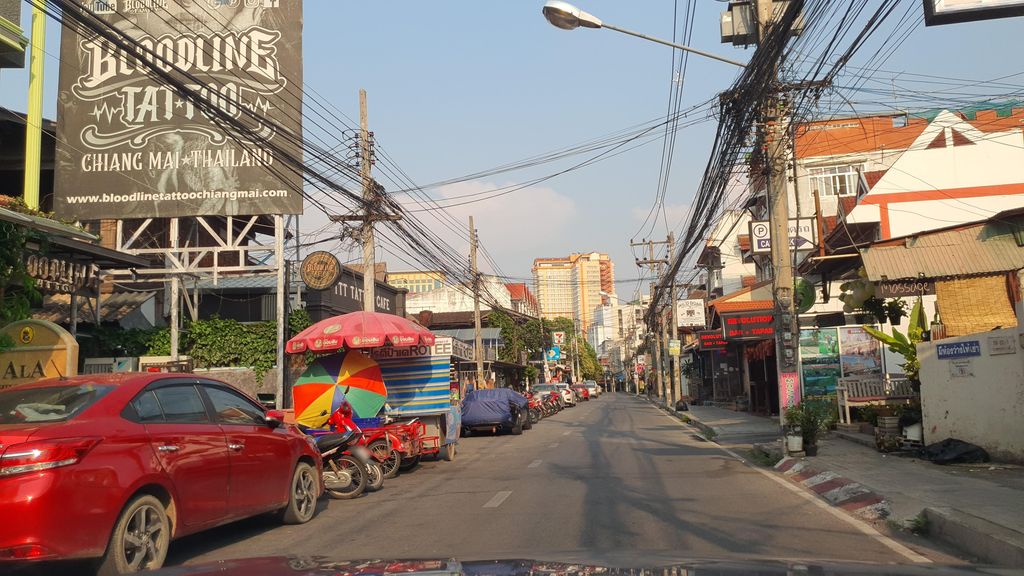 ภาพถนนตรงที่ Supaya Spa, Chiang Mai ตั้งอยู่ ถ่ายโดย jrcarlsen พ.ศ. 2565 (2022) · A street-level view of where Supaya Spa, Chiang Mai stands, by jrcarlsen in 2565 (2022)