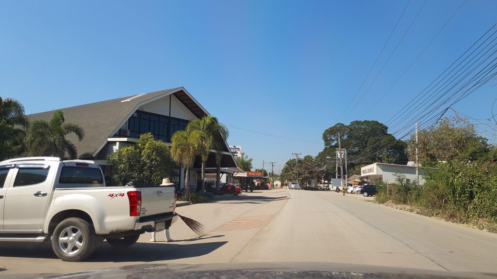 ภาพถนนตรงที่ หมูวีพี ตั้งอยู่ ถ่ายโดย jrcarlsen พ.ศ. 2565 (2022) · A street-level view of where หมูวีพี · Muwiphi stands, by jrcarlsen in 2565 (2022)