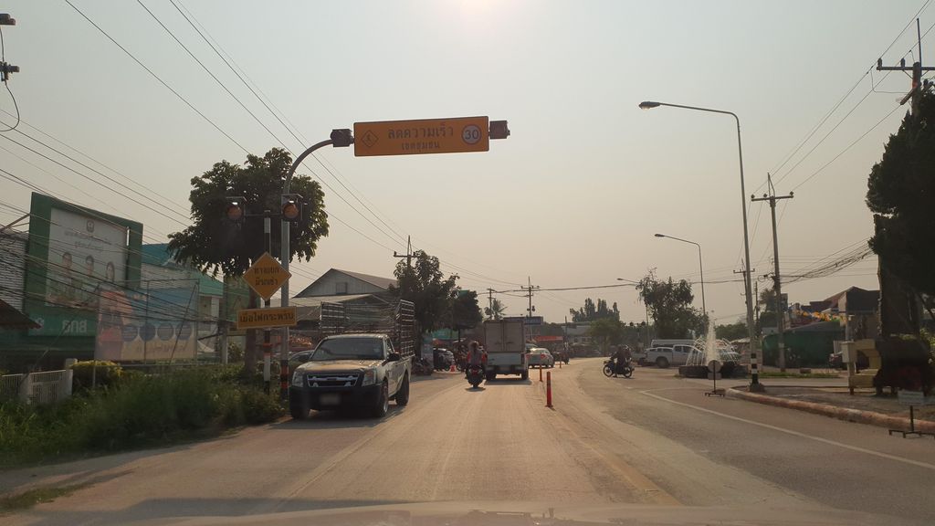 ภาพถนนตรงที่ ลูกชิ้นนึ่งภูพิงค์ ตั้งอยู่ ถ่ายโดย jrcarlsen พ.ศ. 2565 (2022) · A street-level view of where ลูกชิ้นนึ่งภูพิงค์ · Lukchin Nueng Phuphing stands, by jrcarlsen in 2565 (2022)