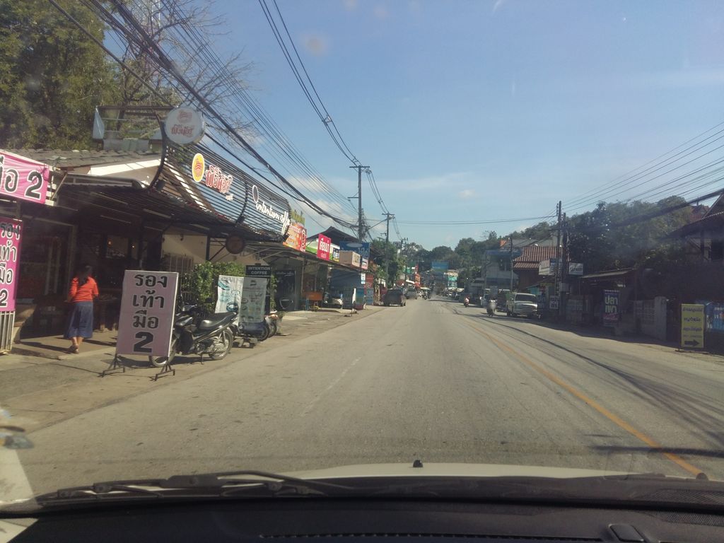 ภาพถนนตรงที่ ร้านป้ายดอยสะเก็ด จุดหนึ่งโฆษณา ป้าย สกรีน สติ๊กเกอร์ ตั้งอยู่ ถ่ายโดย noochjaree พ.ศ. 2561 (2018) · A street-level view of where ร้านป้ายดอยสะเก็ด จุดหนึ่งโฆษณา ป้าย สกรีน สติ๊กเกอร์ · Ran Pai Doi Saket Chut Nueng Khotna Pai Screen Sticker stands, by noochjaree in 2561 (2018)