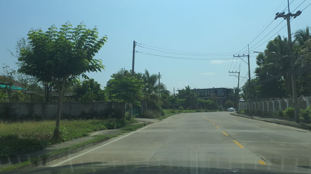 ภาพถนนตรงที่ ข้าวมันไก่บูรพา-Burapha ตั้งอยู่ ถ่ายโดย jrcarlsen พ.ศ. 2564 (2021) · A street-level view of where ข้าวมันไก่บูรพา-Burapha stands, by jrcarlsen in 2564 (2021)