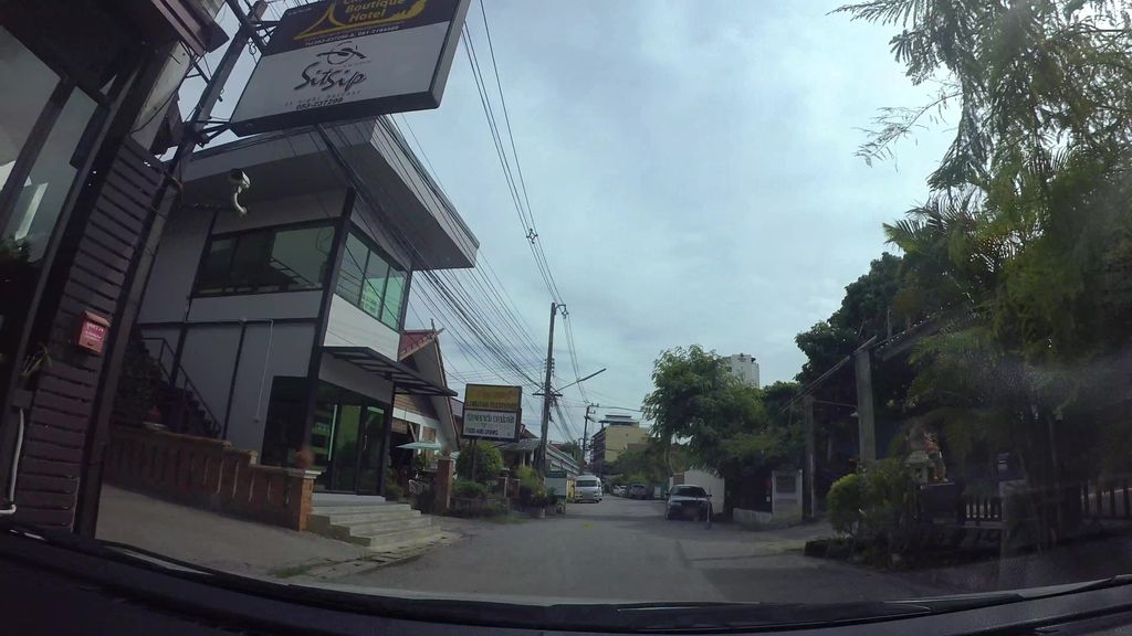 ภาพถนนตรงที่ Sambrvk Kulture Dispensary ตั้งอยู่ ถ่ายโดย kaart_3 พ.ศ. 2562 (2019) · A street-level view of where Sambrvk Kulture Dispensary stands, by kaart_3 in 2562 (2019)