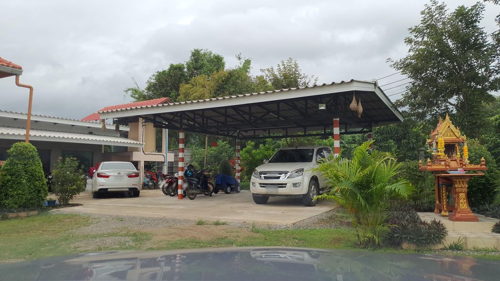 ภาพถนนตรงที่ บ้านหลองข้าวเชียงดาววิว ตั้งอยู่ ถ่ายโดย jrcarlsen พ.ศ. 2564 (2021) · A street-level view of where บ้านหลองข้าวเชียงดาววิว · Ban Longkhao Chiang Dao View stands, by jrcarlsen in 2564 (2021)