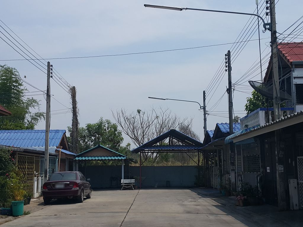 ภาพถนนตรงที่ ส้มตำ ร้านพี่กิ่ง ตั้งอยู่ ถ่ายโดย jrcarlsen พ.ศ. 2559 (2016) · A street-level view of where ส้มตำ ร้านพี่กิ่ง · Som Tam Ran Phi King stands, by jrcarlsen in 2559 (2016)