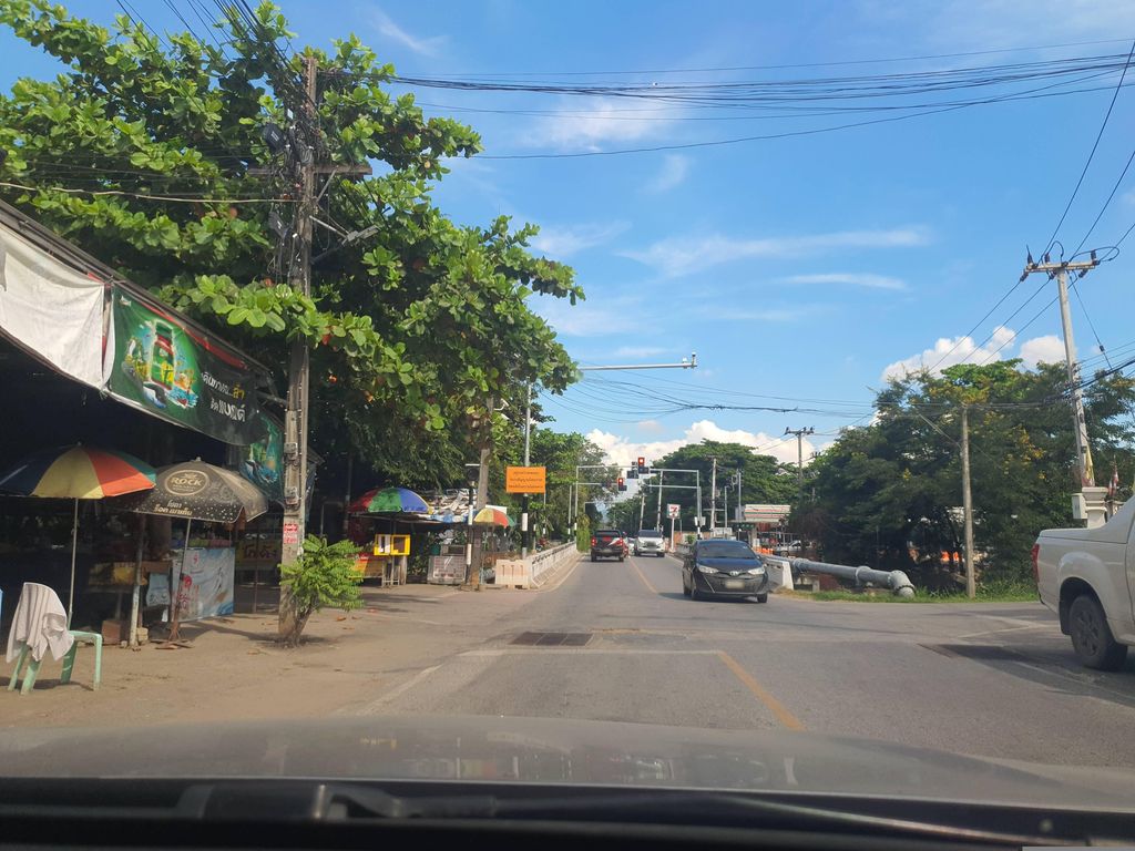 ภาพถนนตรงที่ ร้านทีแอนด์ที ตั้งอยู่ ถ่ายโดย jrcarlsen พ.ศ. 2566 (2023) · A street-level view of where ร้านทีแอนด์ที · Ran Thi & Thi stands, by jrcarlsen in 2566 (2023)