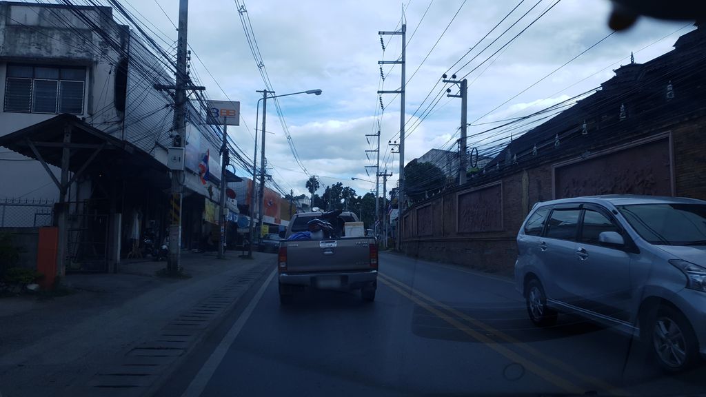 ภาพถนนตรงที่ วัดพุทธนิคม ตั้งอยู่ ถ่ายโดย silamanee พ.ศ. 2561 (2018) · A street-level view of where วัดพุทธนิคม · Wat Phuttha Nikma stands, by silamanee in 2561 (2018)