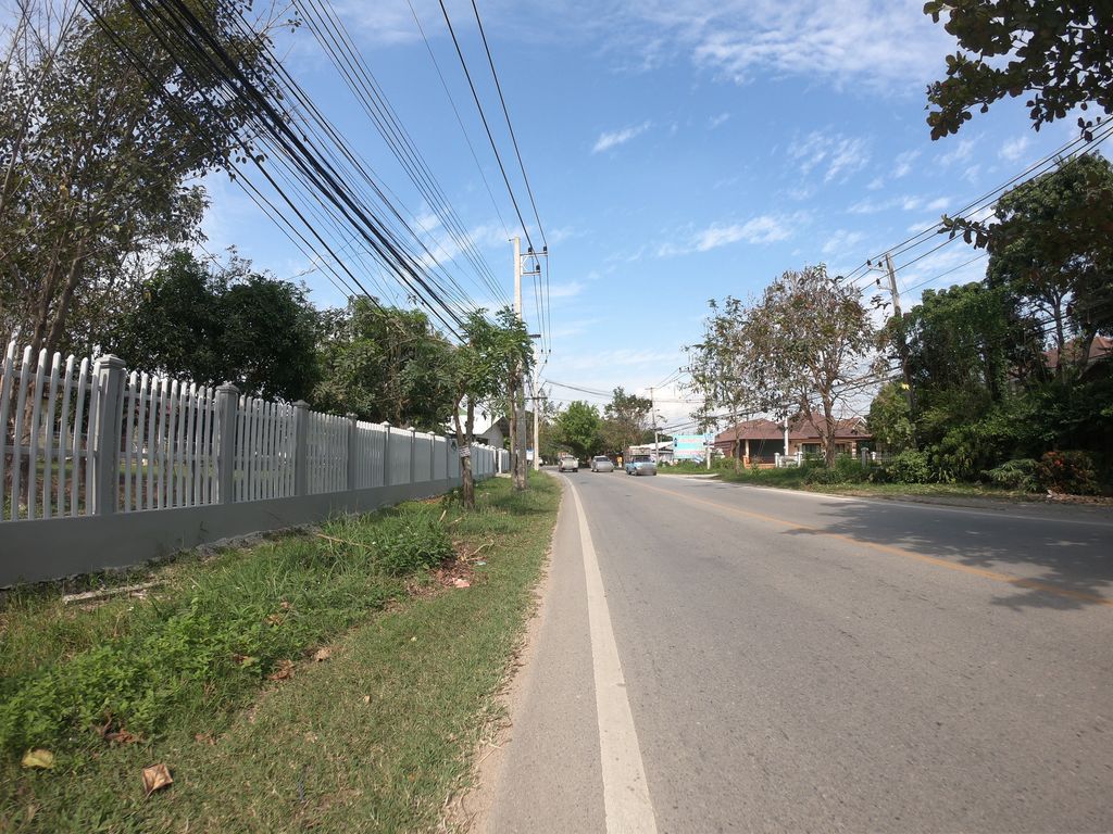 ภาพถนนตรงที่ The Root Farm Cafe ตั้งอยู่ ถ่ายโดย chanuwath_grab พ.ศ. 2562 (2019) · A street-level view of where The Root Farm Cafe stands, by chanuwath_grab in 2562 (2019)