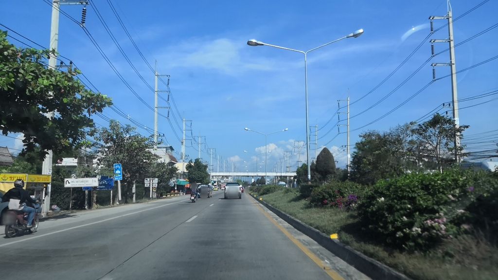 ภาพถนนตรงที่ จ.พัฒนา วัสดุก่อสร้าง ตั้งอยู่ ถ่ายโดย charlesano พ.ศ. 2561 (2018) · A street-level view of where จ.พัฒนา วัสดุก่อสร้าง · Cha.Phatthana Watdu Kosang stands, by charlesano in 2561 (2018)