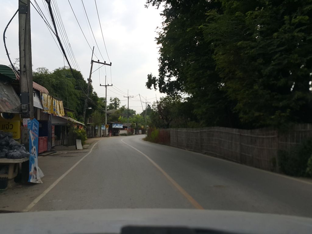 ภาพถนนตรงที่ ข้าวซอยปูคาเหนือ ตั้งอยู่ ถ่ายโดย jrcarlsen พ.ศ. 2557 (2014) · A street-level view of where ข้าวซอยปูคาเหนือ · Khao Soi Pukha Nuea stands, by jrcarlsen in 2557 (2014)