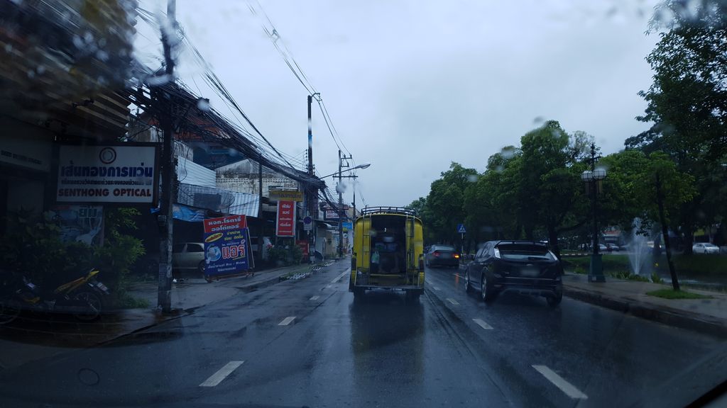ภาพถนนตรงที่ เส้นทองการแว่น - Senthong Optical ตั้งอยู่ ถ่ายโดย silamanee พ.ศ. 2561 (2018) · A street-level view of where เส้นทองการแว่น - Senthong Optical stands, by silamanee in 2561 (2018)