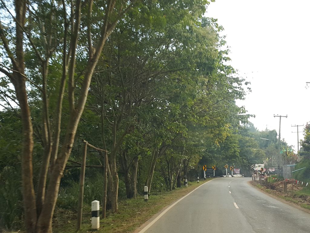 ภาพถนนตรงที่ ออนเซ็น แอท ม่อนแจ่ม ตั้งอยู่ ถ่ายโดย jrcarlsen พ.ศ. 2558 (2015) · A street-level view of where ออนเซ็น แอท ม่อนแจ่ม · Onsen At Mon Cham stands, by jrcarlsen in 2558 (2015)