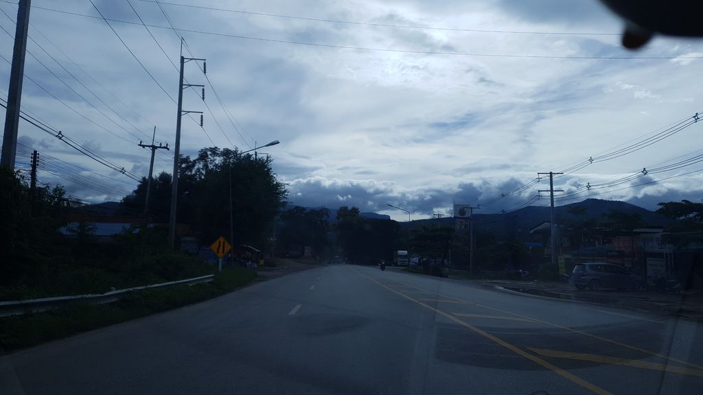 ภาพถนนตรงที่ ไก่ย่างวิเชียรบุรี-ฮอด ตั้งอยู่ ถ่ายโดย silamanee พ.ศ. 2561 (2018) · A street-level view of where ไก่ย่างวิเชียรบุรี-ฮอด · Kainga Wichianburi-Hot stands, by silamanee in 2561 (2018)