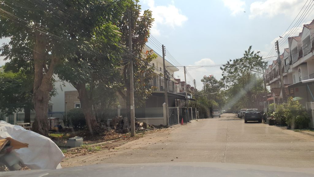 ภาพถนนตรงที่ ปังพร - ปังปิ้งเตาถ่าน ตั้งอยู่ ถ่ายโดย jrcarlsen พ.ศ. 2565 (2022) · A street-level view of where ปังพร - ปังปิ้งเตาถ่าน · Pangphon - Pangping Taothan stands, by jrcarlsen in 2565 (2022)