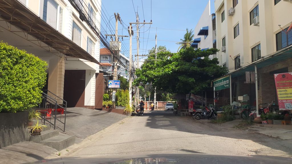 ภาพถนนตรงที่ ร้านทรงสวัสดิ์เชียงใหม่ ขายชุดเครื่องแบบราชการสำเร็จรูป 063-6161911 ตั้งอยู่ ถ่ายโดย jrcarlsen พ.ศ. 2565 (2022) · A street-level view of where ร้านทรงสวัสดิ์เชียงใหม่ ขายชุดเครื่องแบบราชการสำเร็จรูป 063-6161911 · Ran Song Sawat Chiang Mai Khai Chut Khrueangbaep Ratcha Kan Samretrup 063-6161911 stands, by jrcarlsen in 2565 (2022)
