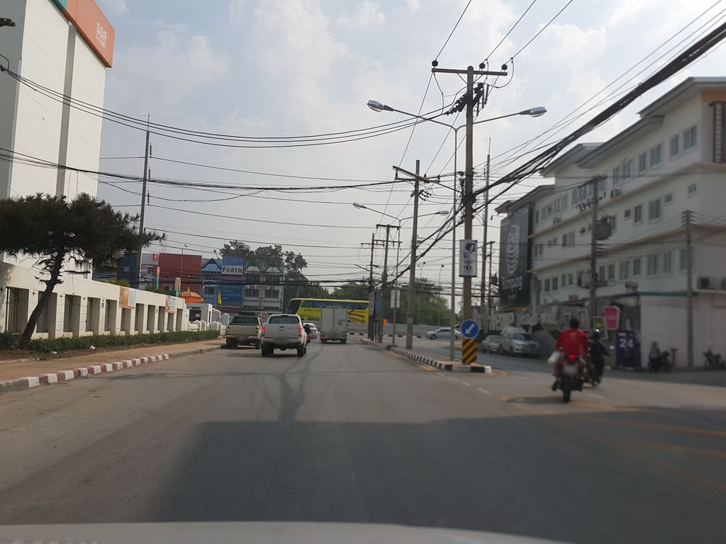 ภาพถนนตรงที่ ธอส. สาขาเชียงใหม่ ตั้งอยู่ ถ่ายโดย jrcarlsen พ.ศ. 2558 (2015) · A street-level view of where ธอส. สาขาเชียงใหม่ · Thot. Sakha Chiang Mai stands, by jrcarlsen in 2558 (2015)