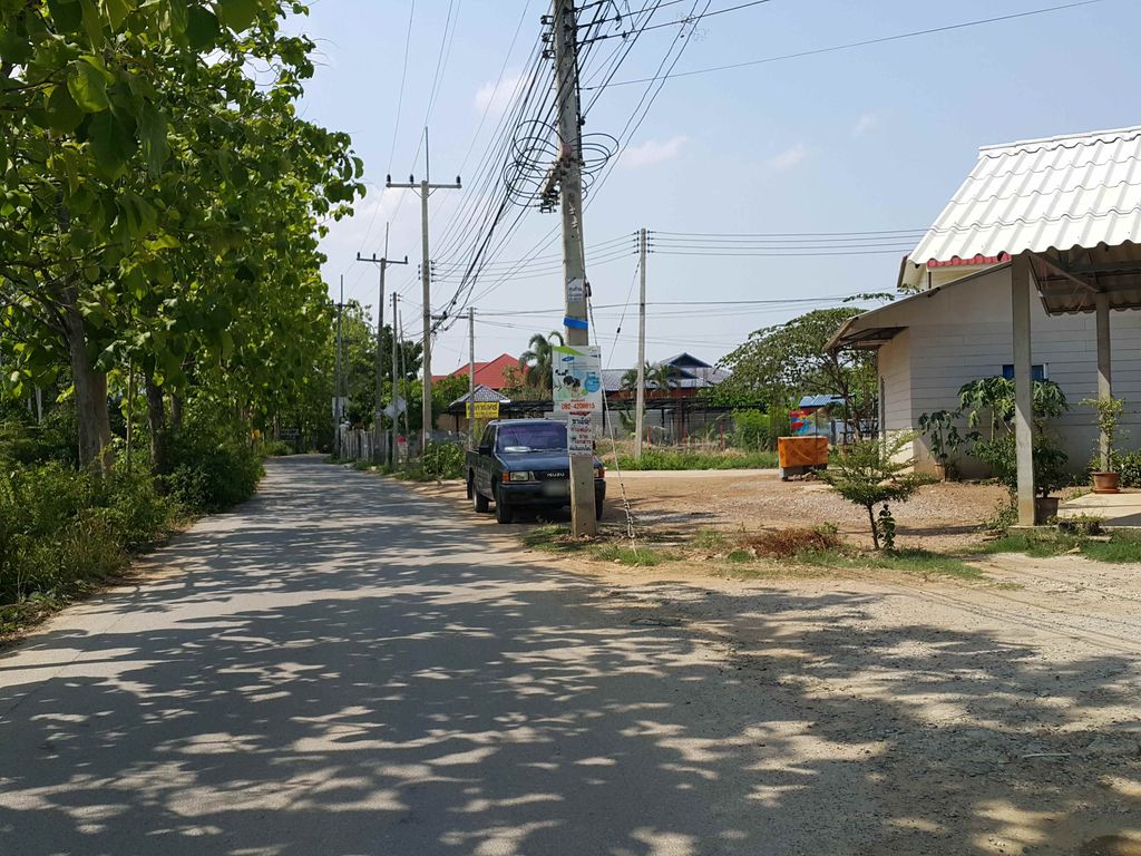 ภาพถนนตรงที่ สหกรณ์บ้านมั่นคงสันผักหวาน จำกัด ตั้งอยู่ ถ่ายโดย jrcarlsen พ.ศ. 2558 (2015) · A street-level view of where สหกรณ์บ้านมั่นคงสันผักหวาน จำกัด · Ban Mankhong San Phakwan Chamkat Cooperative stands, by jrcarlsen in 2558 (2015)