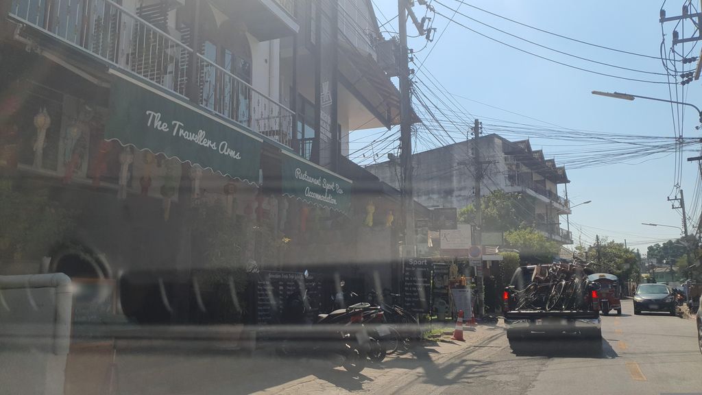 ภาพถนนตรงที่ Jub Tattoo Chiangmai ตั้งอยู่ ถ่ายโดย jrcarlsen พ.ศ. 2566 (2023) · A street-level view of where Jub Tattoo Chiangmai stands, by jrcarlsen in 2566 (2023)