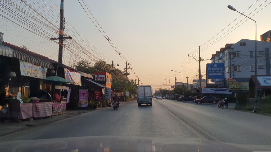 ภาพถนนตรงที่ มานาผ้าหอมซักอบรีด ตั้งอยู่ ถ่ายโดย jrcarlsen พ.ศ. 2566 (2023) · A street-level view of where มานาผ้าหอมซักอบรีด · Mana Phahom Sakabrit stands, by jrcarlsen in 2566 (2023)