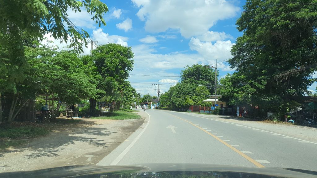 ภาพถนนตรงที่ โจ๊กอร่อยสันทราย ตั้งอยู่ ถ่ายโดย jrcarlsen พ.ศ. 2564 (2021) · A street-level view of where โจ๊กอร่อยสันทราย · Chok Aroi San Sai stands, by jrcarlsen in 2564 (2021)